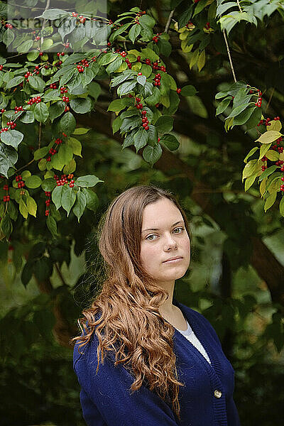Teenager-Mädchen posiert für ein Porträt vor einem blühenden Baum; Lincoln  Nebraska  Vereinigte Staaten von Amerika