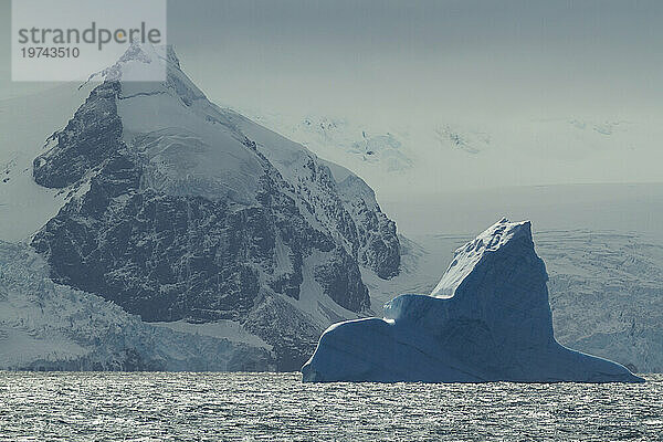 Eisberg im Scotia-Meer vor Elephant Island; Elefanteninsel  Antarktis