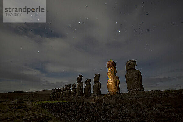 Moai stehen als Silhouetten unter dem Nachthimmel auf der Osterinsel am Standort Tongariki  Chile; Osterinsel  Isla de Pascua  Chile