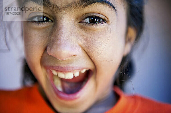 Nahaufnahmeporträt eines jungen Mädchens mit enthusiastischem Gesichtsausdruck; Scottsdale  Arizona.