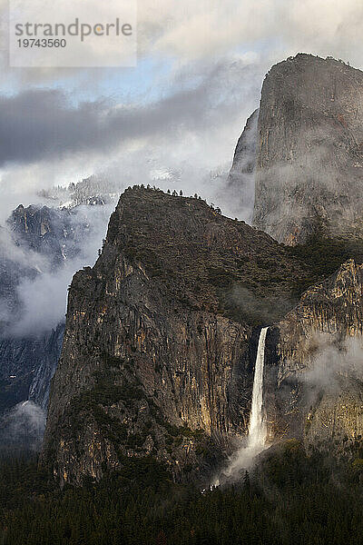 Sonnenlicht beleuchtet die Klippen am Bridalveil Fall im Yosemite-Nationalpark  Kalifornien  USA; Kalifornien  Vereinigte Staaten von Amerika