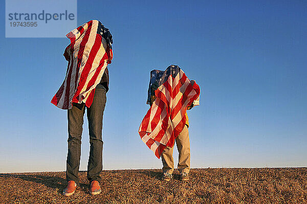 Zwei Personen bedecken sich mit amerikanischen Flaggen; Lincoln  Nebraska  Vereinigte Staaten von Amerika