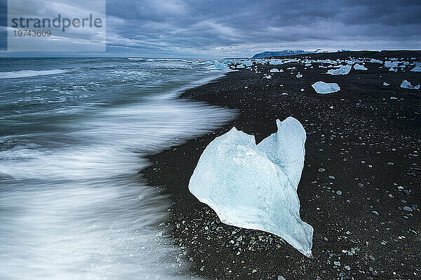 Eisberg aus der Lagune Jökulsárlón an einem schwarzen Sandstrand; Island