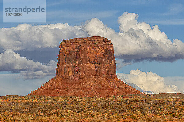 Merrick Butte  eine Felsformation im Monument Valley  Arizona. Der rote Felsen leuchtet bei Sonnenuntergang  wenn das Licht auf ihn trifft. Arizona  Vereinigte Staaten von Amerika