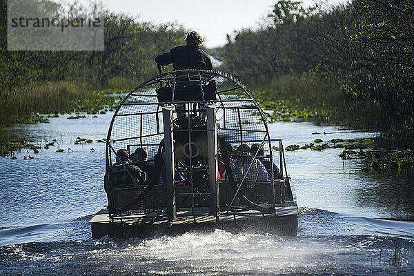 Touristen auf einer Airboat-Fahrt im Everglades-Nationalpark  Florida; Florida  Vereinigte Staaten von Amerika