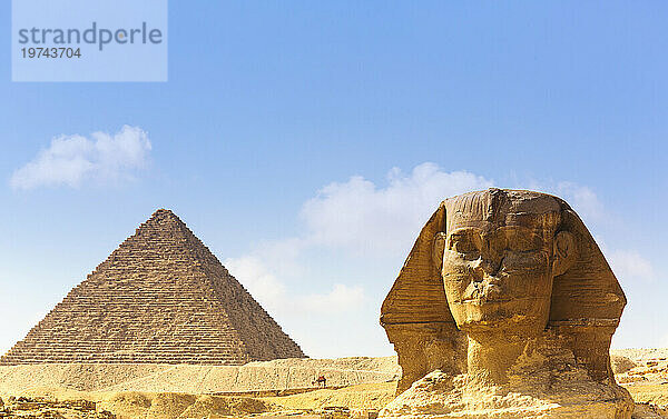 Blick auf die Große Pyramide und die Sphinx von Gizeh unter blauem Himmel; Gizeh  Kairo  Ägypten