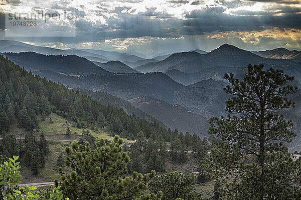 Dramatischer Blick in die Ferne über Hügelreihen mit Blick nach Westen vom Lookout Mountain Nature Center and Preserve in der Nähe von Golden  Colorado  USA; Colorado  Vereinigte Staaten von Amerika