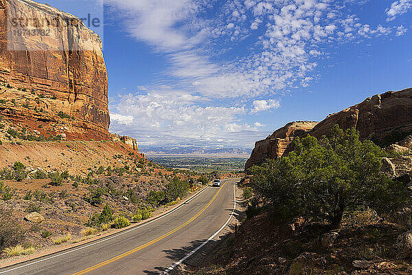 Die Straße  die durch die Landschaft des Colorado National Monument in der Nähe von Grand Junction  Colorado führt. Es ist ein erstaunlicher Ort aus rotem Gestein und ein schönes Beispiel für die Erosion am Werk; Colorado  Vereinigte Staaten von Amerika