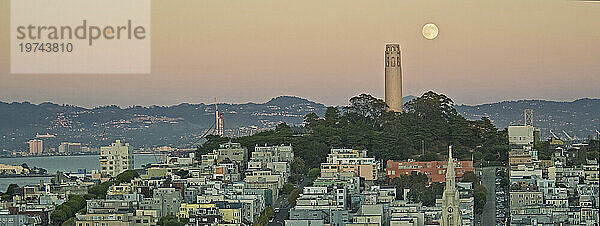 Panoramaaufnahme des Vollmondaufgangs hinter dem Coit Tower auf dem Telegraph Hill  San Francisco  bei Sonnenuntergang; San Francisco  Kalifornien  Vereinigte Staaten von Amerika