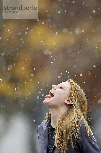 Junge Frau verbringt im ersten Winterschnee Zeit draußen; Lincoln  Nebraska  Vereinigte Staaten von Amerika