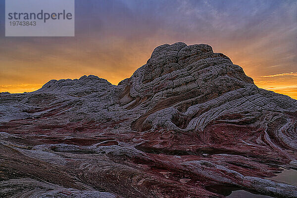 Sonnenuntergang über der wundersamen Gegend namens White Pocket in Arizona. Es ist eine fremde Landschaft mit erstaunlichen Linien  Konturen und Formen. Hier erzeugt die untergehende Sonne wunderschöne Farben am Himmel über der Gegend; Arizona  Vereinigte Staaten von Amerika