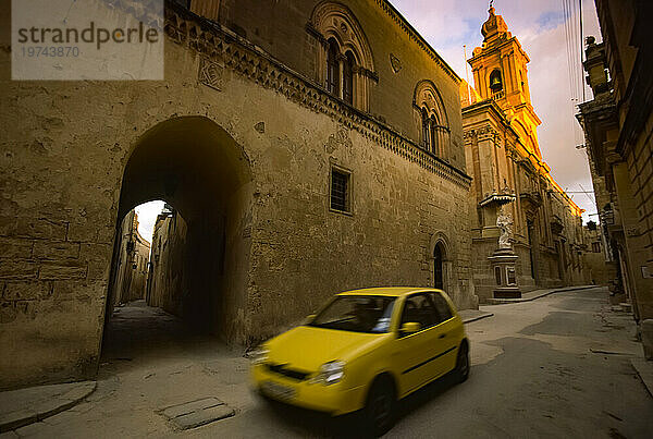 Gelbes Auto auf einer Straße in Mdina; Mdina  Insel Malta  Malta