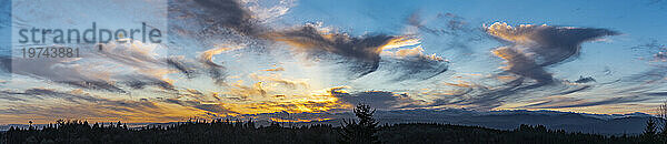 Panorama des Sonnenuntergangs mit verträumten Virga-Wolken über den Black Hills  Capitol State Forest in der Nähe von Olympia  Washington  USA; Washington  Vereinigte Staaten von Amerika