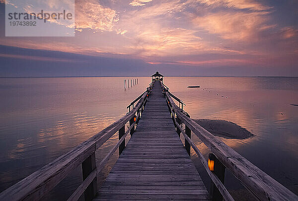 Pavillon am Ende eines Piers mit Blick auf den Atlantischen Ozean; Outer Banks  North Carolina  Vereinigte Staaten von Amerika