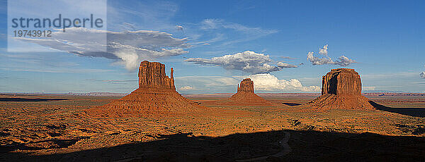 Felsformationen des Monument Valley  Arizona. Der rote Felsen leuchtet bei Sonnenuntergang  wenn das Licht auf ihn trifft. Arizona  Vereinigte Staaten von Amerika