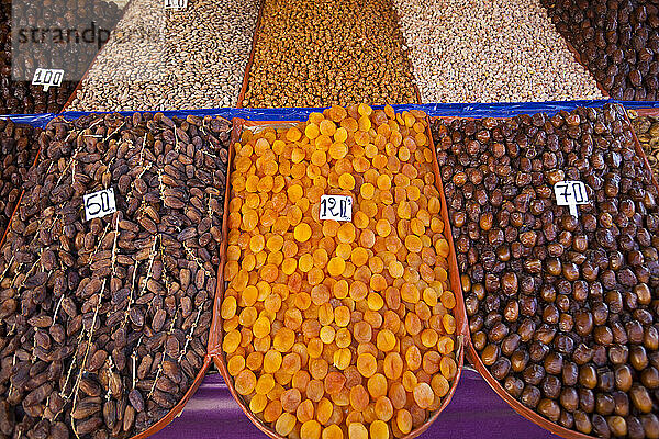 Datteln  Aprikosen und Nüsse zum Verkauf auf einem Markt in der Medina; Marrakesch  Marokko