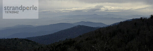 Panorama der Silhouetten der Blue Ridge Mountains in North Carolina  USA  die unter einem bewölkten Himmel in die Ferne reichen; Fairview  North Carolina  Vereinigte Staaten von Amerika