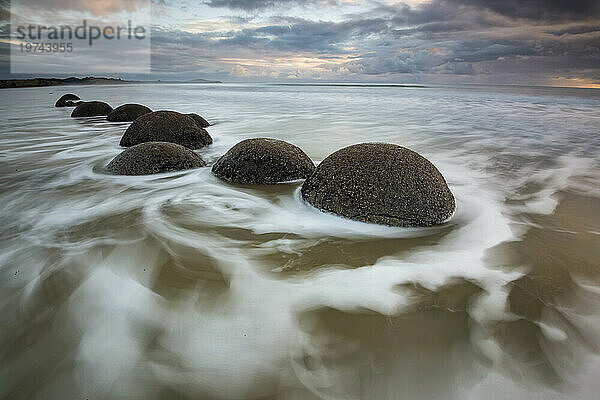 Langzeitbelichtung der Moeraki Boulders am Koekohe Beach auf der Südinsel Neuseelands; Hampden  North Otago  Neuseeland