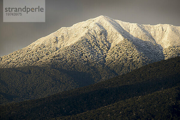 Neuschnee bei Sonnenaufgang auf der Westseite des Lake Te Anau  Teil der Keppler Mountains im Fiordland-Nationalpark; Südinsel  Neuseeland