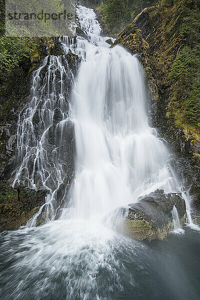 Wasserfall  der an der Red Bluff Bay  Baranoff Island  Inside Passage  Alaska  USA  eine schroffe Klippe hinunter ins Meer stürzt; Alaska  Vereinigte Staaten von Amerika