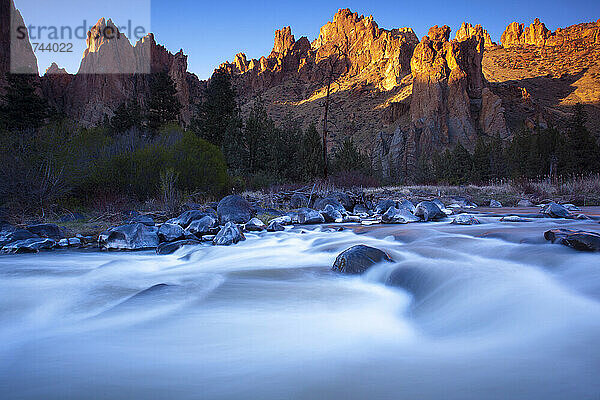 Bewegungsunschärfe der Strömung des Crooked River  der im Vordergrund durch die zerklüftete Landschaft im Smith Rock State Park in Oregon  USA  fließt; Oregon  Vereinigte Staaten von Amerika