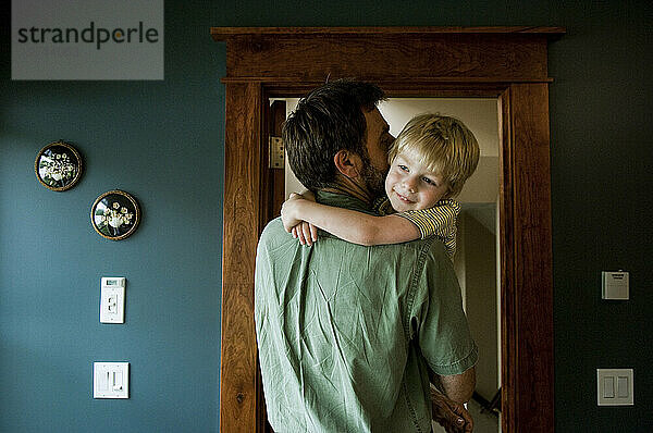 Vater zeigt seinem kleinen Sohn zu Hause Zuneigung; Lincoln  Nebraska  Vereinigte Staaten von Amerika