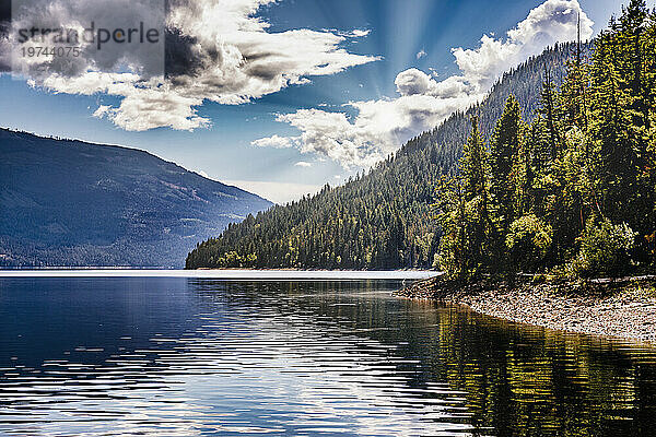 Wunderschöne Aussicht auf den Shuswap Lake während der Herbstsaison; Shuswap Lake  British Columbia  Kanada