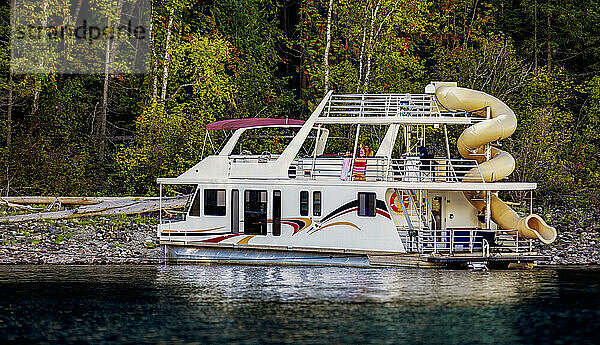 Eine Familie genießt einen Hausbooturlaub  während sie am Ufer des Shuswap Lake parkt; Shuswap Lake  British Columbia  Kanada