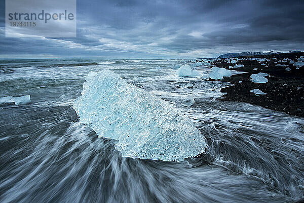 Eisberg aus der Lagune Jökulsárlón an einem schwarzen Sandstrand; Island