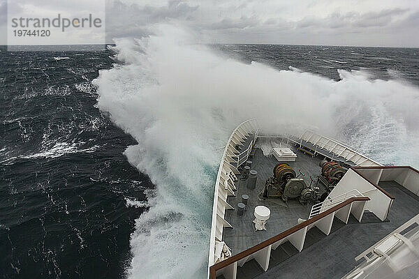 Wellen schlagen gegen ein Kreuzfahrtschiff  das durch die Drake-Passage manövriert; Antarktis