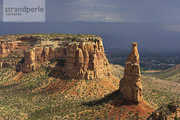 Landschaft des Colorado National Monument in der Nähe von Grand Junction  Colorado. Es ist ein erstaunlicher Ort aus rotem Gestein und ein schönes Beispiel für die Erosion am Werk; Colorado  Vereinigte Staaten von Amerika