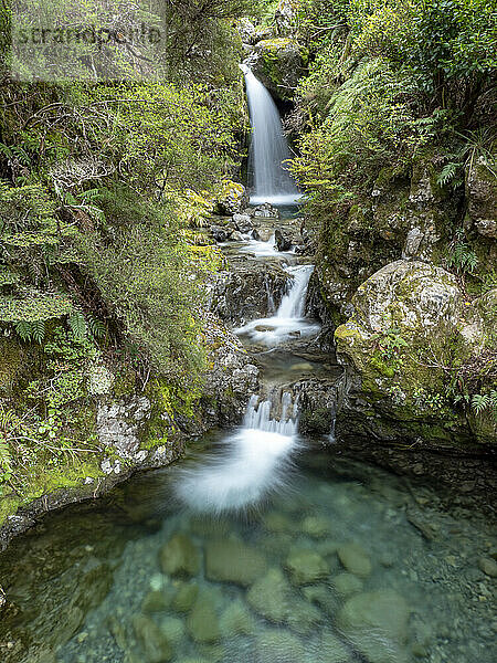 Unberührter Wasserfall im Arthur's Pass National Park; Südinsel  Neuseeland