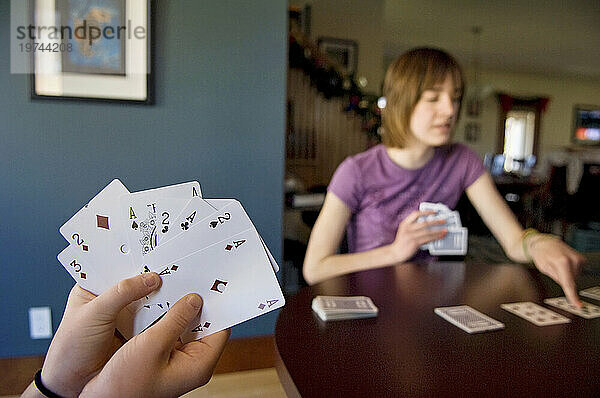 Mädchen spielt zu Hause Solitaire-Kartenspiel; Lincoln  Nebraska  Vereinigte Staaten von Amerika