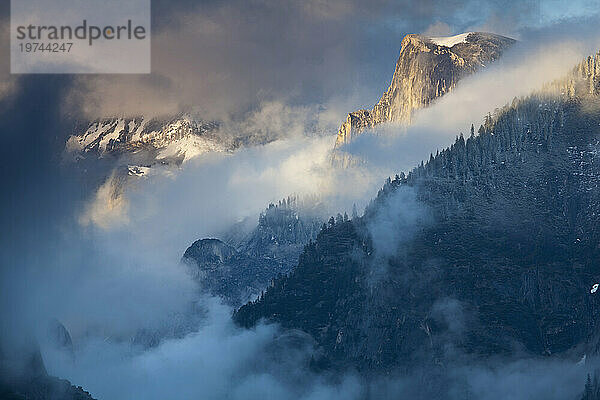 Blick auf den Half Dome vom Tunnel View-Aussichtspunkt an einem kalten Tag im Yosemite-Nationalpark; Kalifornien  Vereinigte Staaten von Amerika