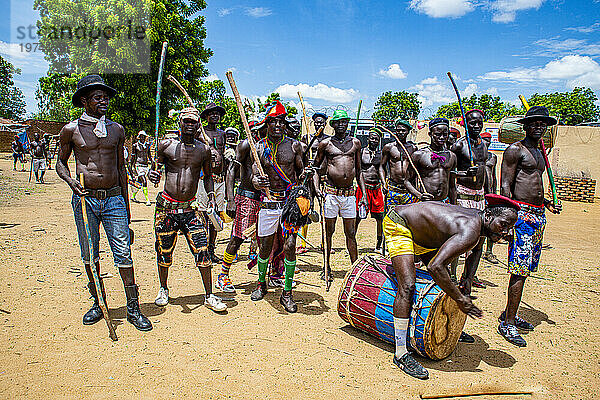 Männer tanzen auf einem Stammesfest im südlichen Tschad  Afrika