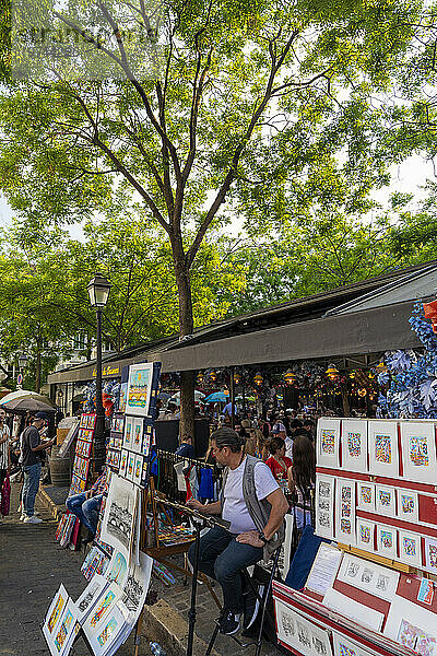 Straßenszene mit Stand zum Verkauf von Drucken  Montmartre  Paris  Frankreich  Europa