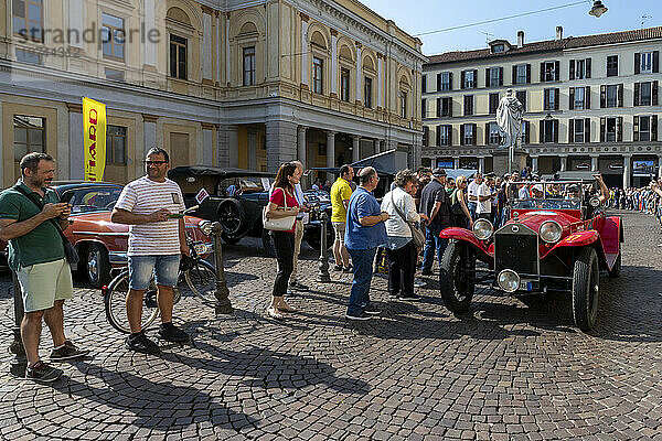 1000 Miglia  Parade historischer Autos zwischen zwei Flügeln der Menschenmenge  Novara  Piemont  Italien  Europa