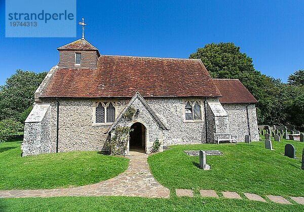 Die Kirche St. Mary The Virgin aus dem 11. Jahrhundert in Friston  South Downs National Park  East Sussex  England  Vereinigtes Königreich  Europa