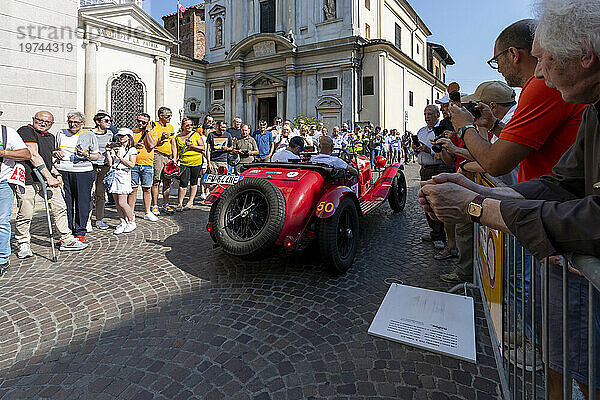 1000 Miglia  Parade historischer Autos zwischen zwei Flügeln der Menschenmenge  Novara  Piemont  Italien  Europa