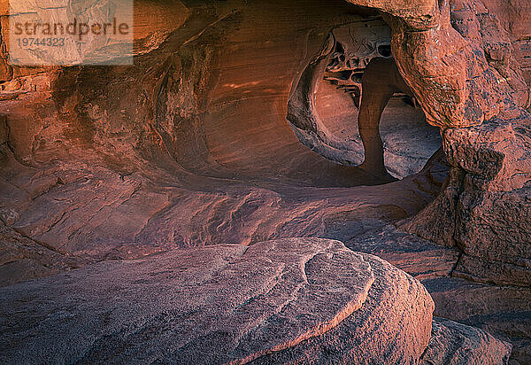 Windstone Arch (The Fire Cave)  Valley of Fire State Park  Nevada  Vereinigte Staaten von Amerika  Nordamerika