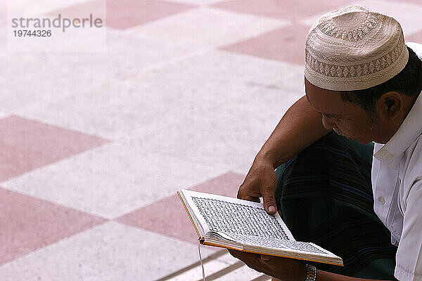 Muslimischer Mann liest einen Koran  Ho-Chi-Minh-Stadt  Vietnam  Indochina  Südostasien  Asien