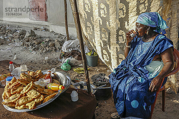 Snackverkäufer trinkt Kaffee in Niakhar  Senegal  Westafrika  Afrika