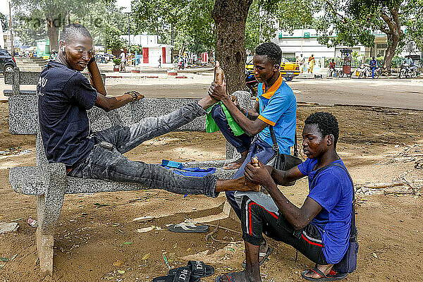 Straßenpediküre im Zentrum von Thies  Senegal  Westafrika  Afrika