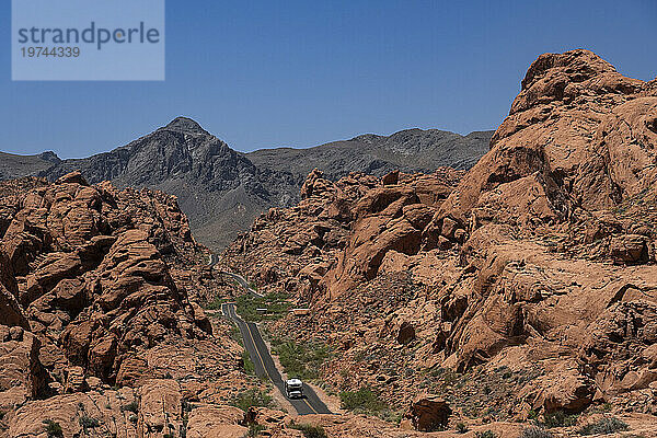 Ein Wohnmobil mit Wohnmobil fährt auf der Autobahn Mouse's Tank Road durch den Valley of Fire State Park  Nevada  Vereinigte Staaten von Amerika  Nordamerika