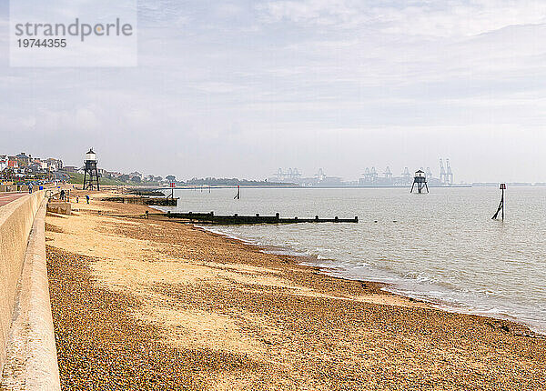 Blick auf die hohen und niedrigen Leuchttürme von Dovercourt (Dovercourt Range Lights)  die 1863 gebaut wurden  um als Leitlichter zu fungieren und Schiffe um Landguard Point zu leiten  und 1917 eingestellt wurden  Harwich  Essex  England  Vereinigtes Königreich  Europa