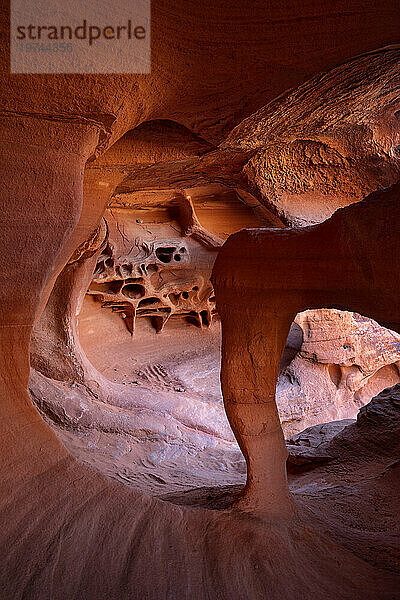 Windstone Arch (The Fire Cave)  Valley of Fire State Park  Nevada  Vereinigte Staaten von Amerika  Nordamerika