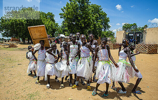 Mädchen tanzen auf einem Stammesfest im südlichen Tschad  Afrika