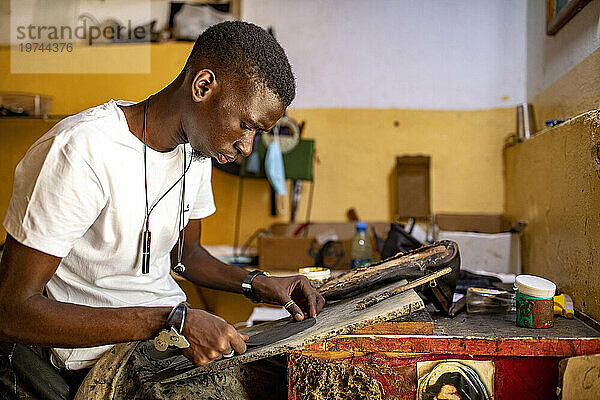 Schuster im Handwerkerdorf  Thies  Senegal  Westafrika  Afrika