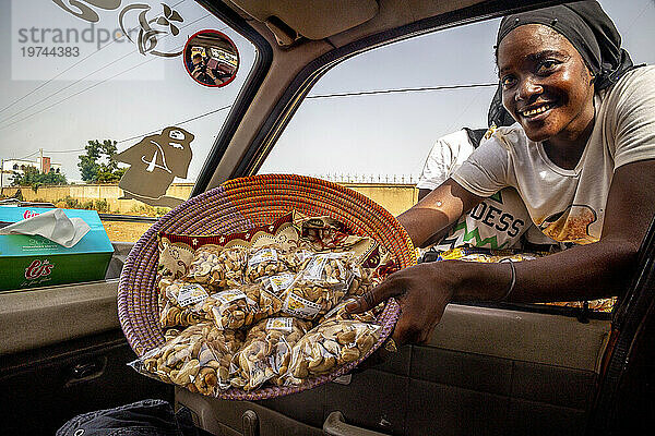 Mädchen verkauft Cashewnüsse in Thies  Senegal  Westafrika  Afrika