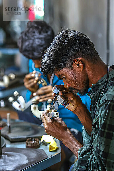 Diamantpolierwerkstatt in einem Dorf in der Nähe von Dediapada im Bezirk Narmada  Gujarat  Indien  Asien